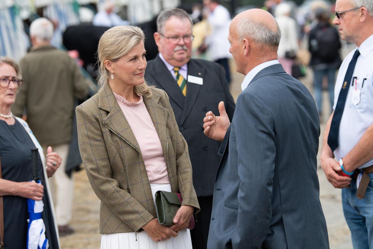 Chairman of the Cattle Committee David Galbraith talk to HRH The Countess of Wessex during Ref:RH090921086  Rob Haining / The Scottish Farmer...