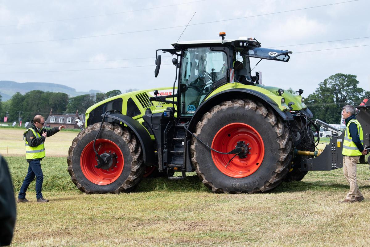 Claas Axion 950 cemos fitted with the CTIC inflation system automatically adjusts the tyre pressure of the front and back wheels, the team from Claas explains the features to onlookers  Ref:RH180522235  Rob Haining / The Scottish Farmer...