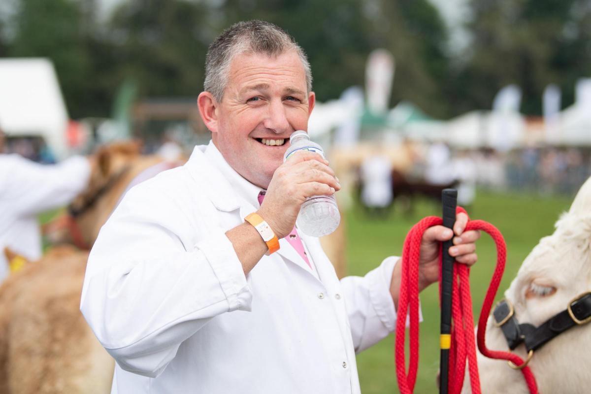 Steven O'kane keeping hydrated before the interbreed cattle championship at a warm Westmoreland show Ref:RH090921101  Rob Haining / The Scottish Farmer...