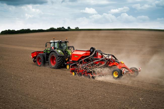 Designed for big acres, Vaderstad's new proceed drill in action