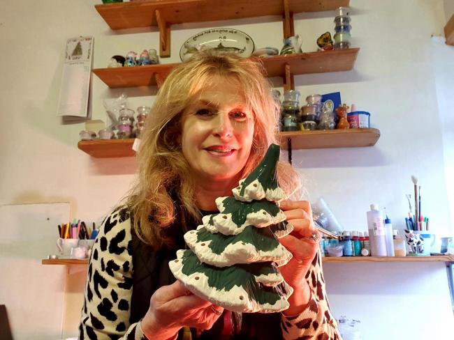 Just in time for Christmas, Rosemary puts the finishing touches to a very special Chistmassy pottery piece