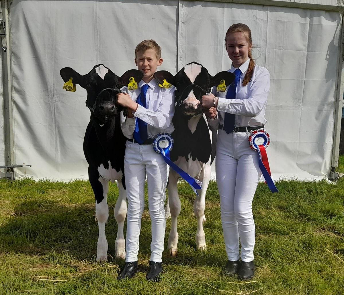 Ellis Caldwell right won the showmanship honours with younger brother John taking the reserve