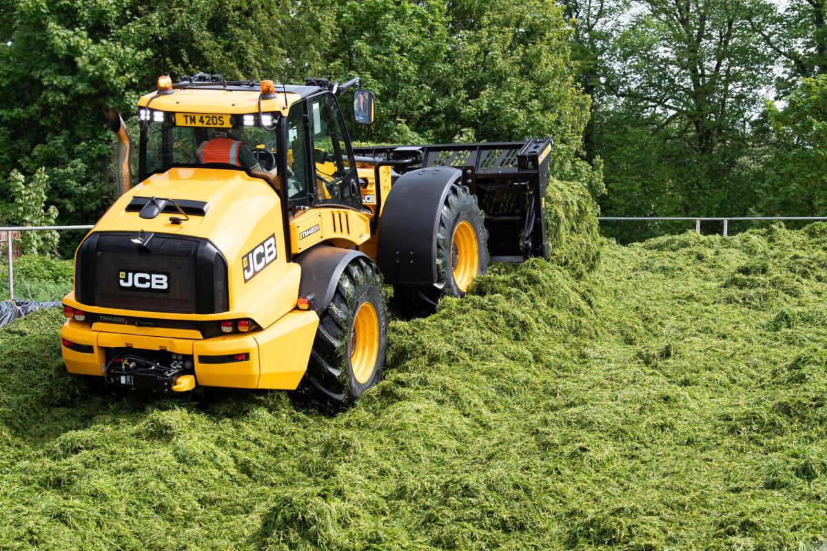 JCB 435s has a Stage V Cummins 6.7-litre engine, so has plenty of power to move grass about the clamp    Ref:RH180522252  Rob Haining / The Scottish Farmer...
