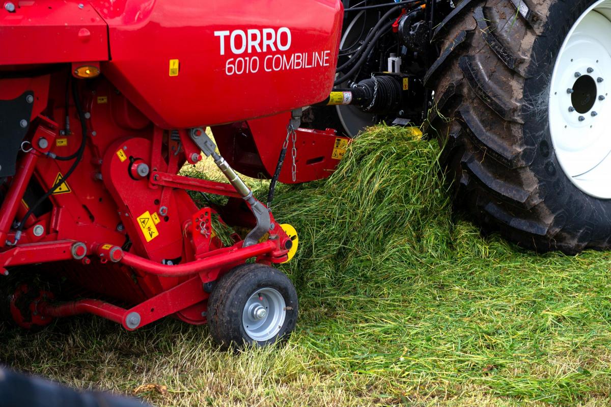 Pickup head on the Pottinger Torro 6010 Combiline,.a reliable and maximum intake of grass .. Ref:RH180523286  Rob Haining / The Scottish Farmer...