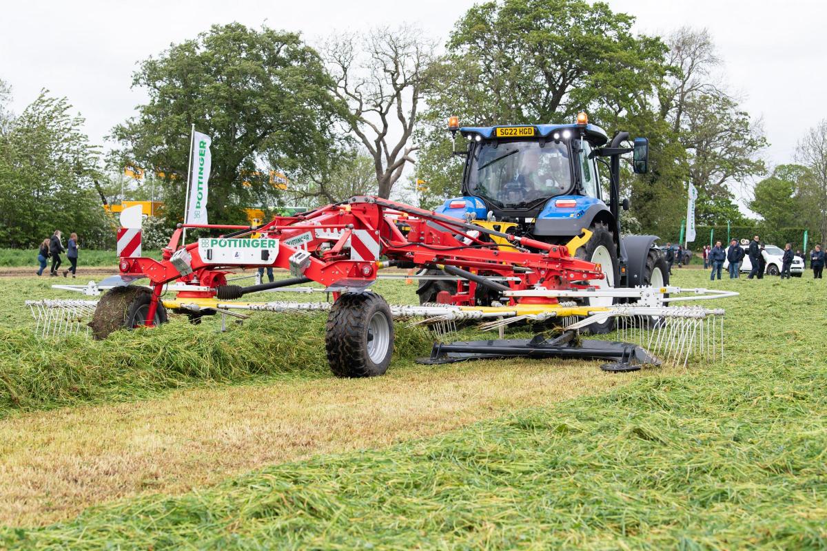 Pottinger TOP 842 C FLOWTAST a completely new concept in raking using the revolutionary new FLOWTAST glide bar which is a wear-resistant plastic that is used as the ground contact material Ref:RH180522223  Rob Haining / The Scottish Farmer...