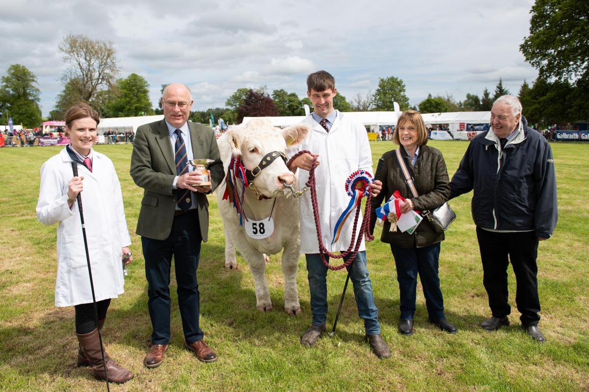 Avril Aitken, Bill Gray, Rob Coney, Rachel and Richard Hassel pictured with the over all Fife Show Burradon Raquel (Ref:RH210522320  Rob Haining / The Scottish Farmer...