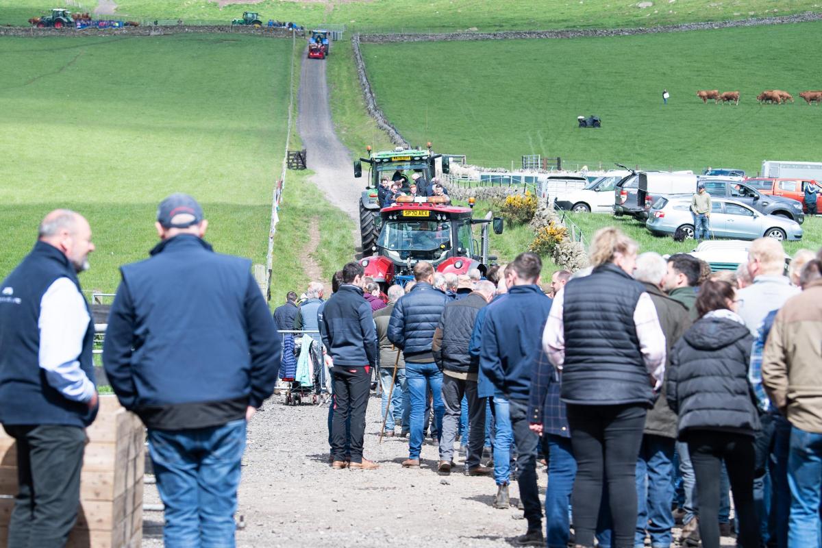 Judged by the queue the big attraction was the farm tour Ref:RH010622106  Rob Haining / The Scottish Farmer...