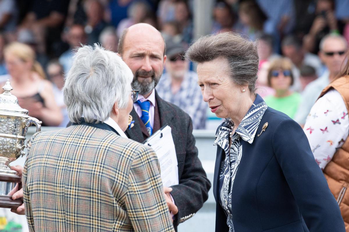 HRH The Princess Royal chats to overall champion of champions  judge Helen Goldie Ref:RH010822058  Rob Haining / The Scottish Farmer...