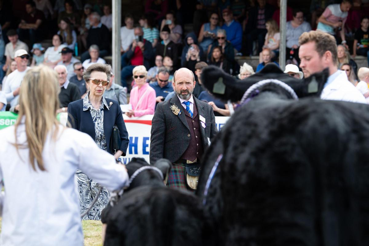 Show President Alan Gaul shows HRH The Princess Royal down the line up for the show champion of champions   Ref:RH010822052  Rob Haining / The Scottish Farmer...