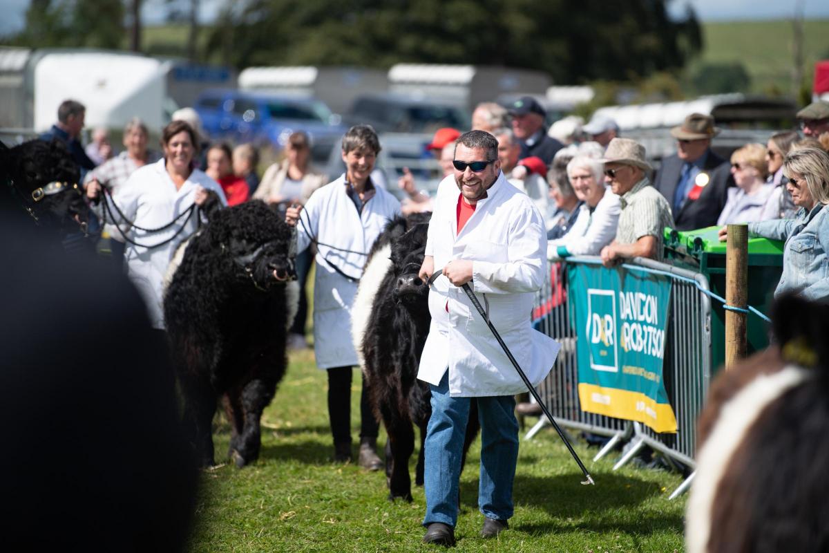 All smiles during the parade as the sun shone at Stewartry show  Ref:RH040822050  Rob Haining / The Scottish Farmer...