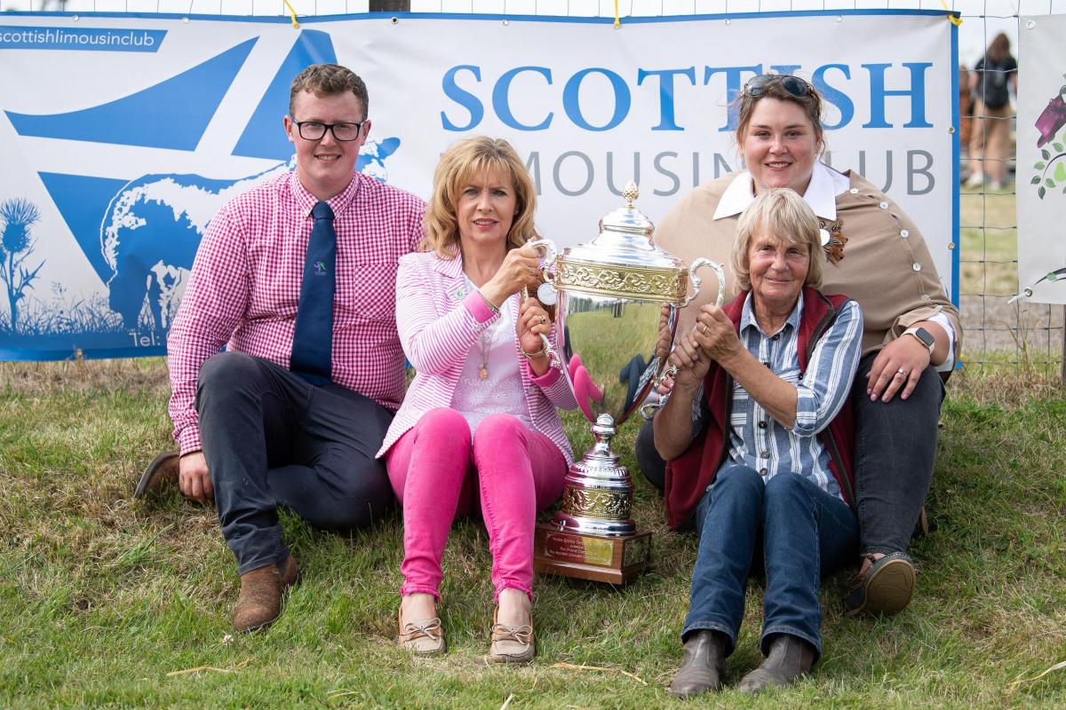 New trophy for the overall winner of the Scottish Limousin Club Grand Prix, Donated by the late Wattie Ritchie. Doreen and Aileen Ritchie present Lynda and John Graham with the Wattie Ritchie Perpetual Trophy at Keith show   Ref:RH080822048  Rob Haining /
