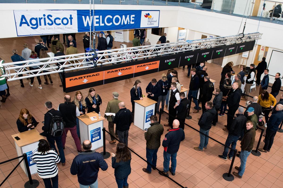 Crowds waiting to get in to AgriScot Ref:RH161122057  Rob Haining / The Scottish Farmer...