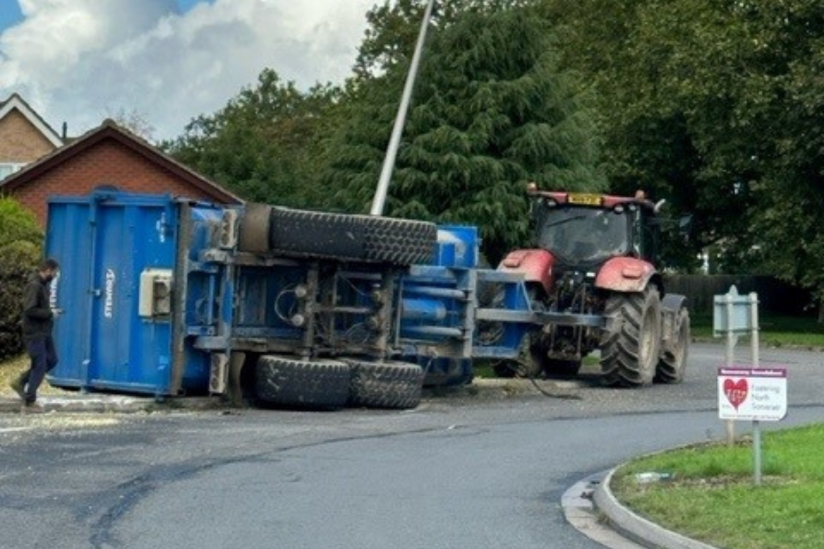 Tractor-trailer tips over, scattering contents on roundabout - Vimarsana News
