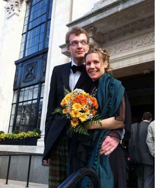 Married at Islington Town Hall, London, were Euan Tennant, Innerleithen, a director in Glen Land Management, and Helen Cross, London. Photo: William Staempfli.