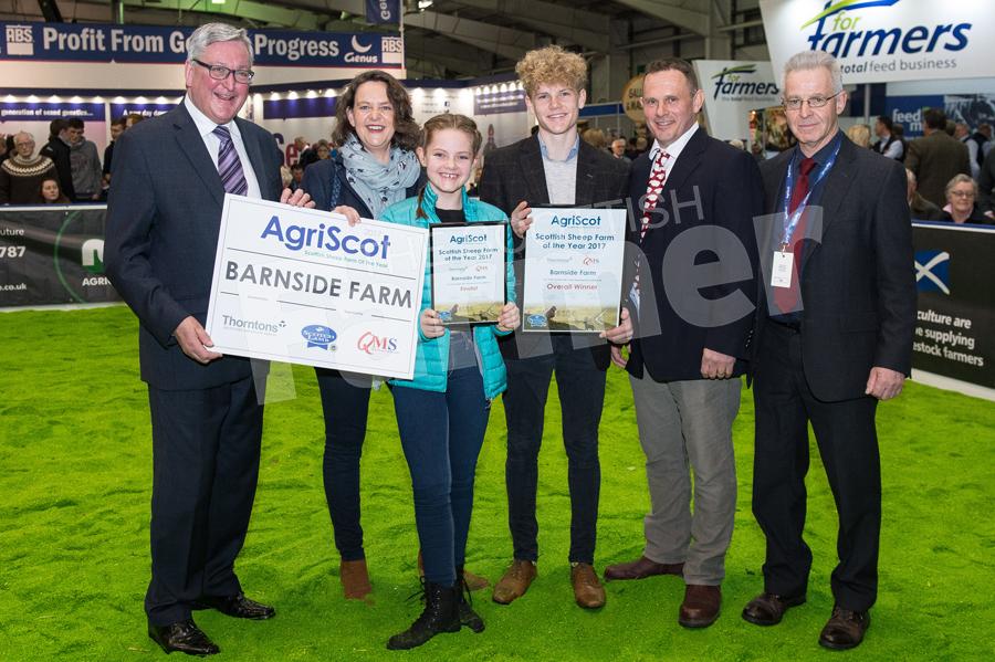 Andrew Moir and Fergus Ewing, presenting the Barnside farm team, Andrea Jessica Tom and Charley with Scottish Sheep Farm of the Year.  Ref: RH1511170194.