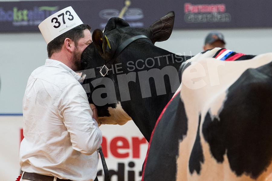 Steve McLoughlin giving the overall UK Dairy Expo supreme champion,Peak Goldwyn Rhapsody and hug. Ref: RH100318150.